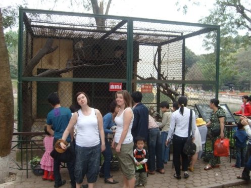 så svinger vi lige tasken...;) Vi står li og ser på et par aber...:) dem har de mange af i denne zoo..