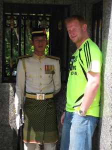 Rasmus og en af vagterne ved parlementet